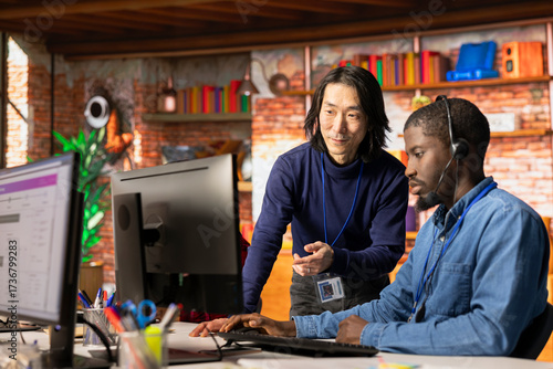 Foto Manager supervising call center agent using remote access tools to connect to customer devices, fixing errors