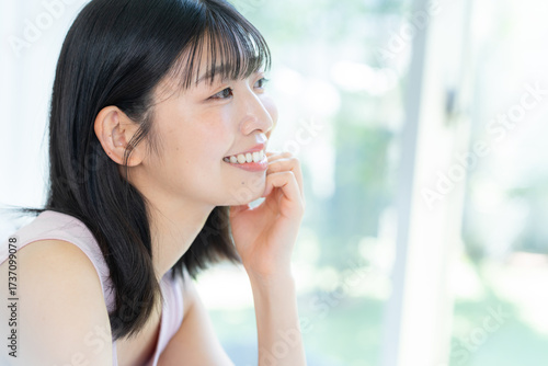 スキンケアをする女性 Free Download スキンケアをする女性 - GFXLoad