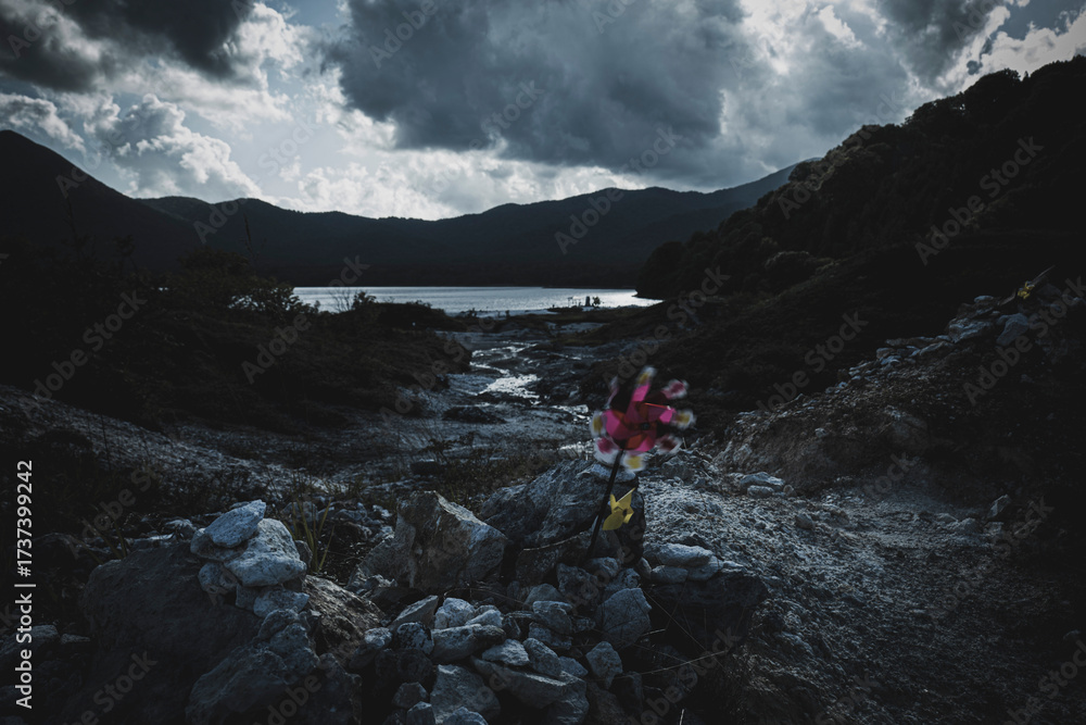 Obraz premium 秋の夕方の宇曾利山湖 恐山