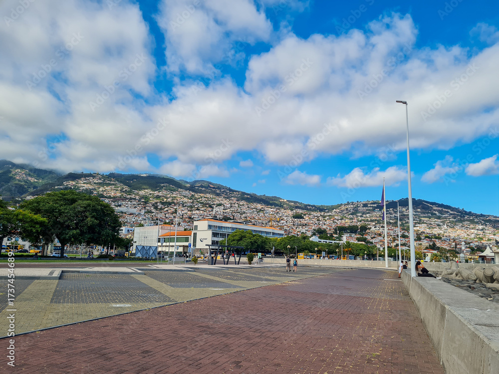 Obraz premium Panoramic view of the picturesque waterfront promenade in Funchal, the capital city of the Portuguese island of Madeira.