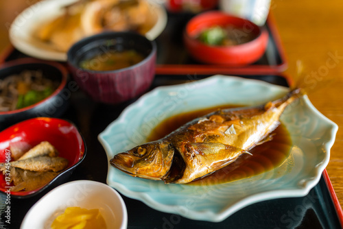 Foto Japanese seafood cooked fish served in traditional cuisine