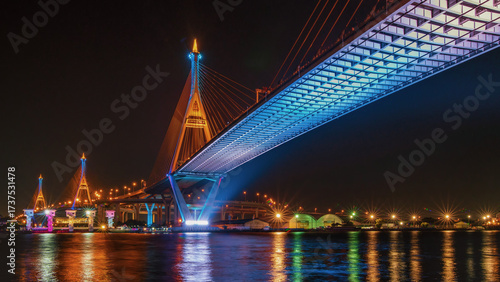 Fotografi Bhumibol Bridge, Turn on the lights in many colors at night.