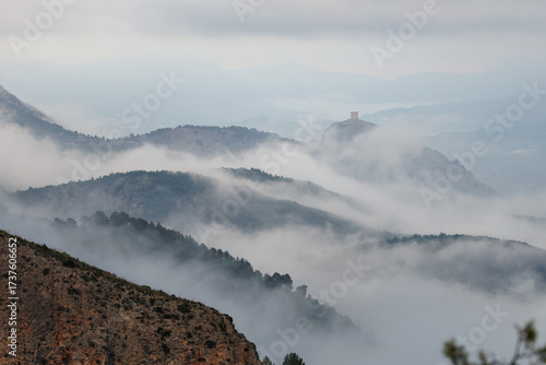 Valle de cocentaina con niebla entre colinas, Alcoy, España