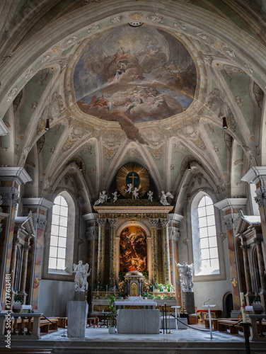 Foto Ornate Altar, Wooden Pews and Detailed Frescoes in Historic Bressanone Cathedral
