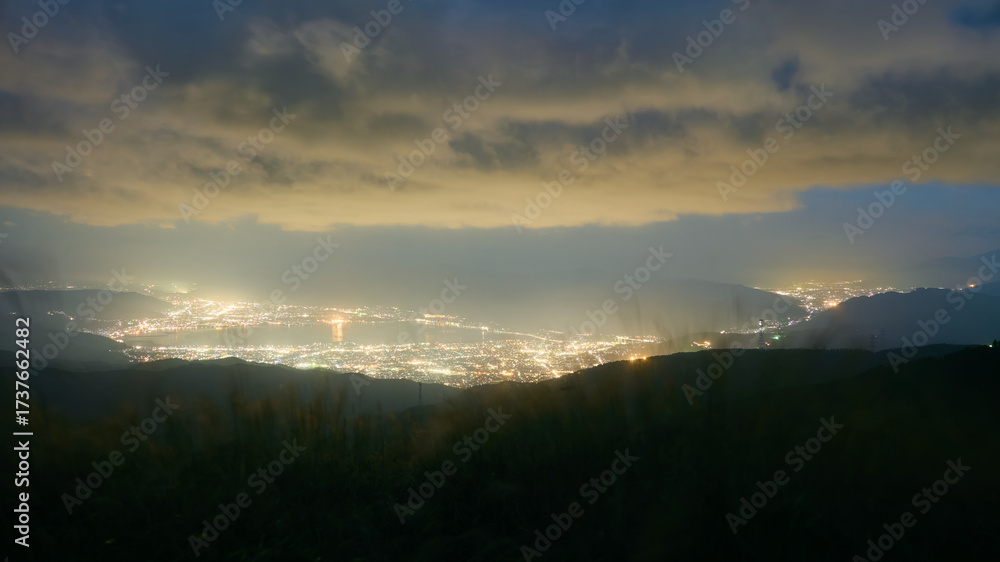 Obraz premium 高ボッチ高原から見る諏訪湖の夜景