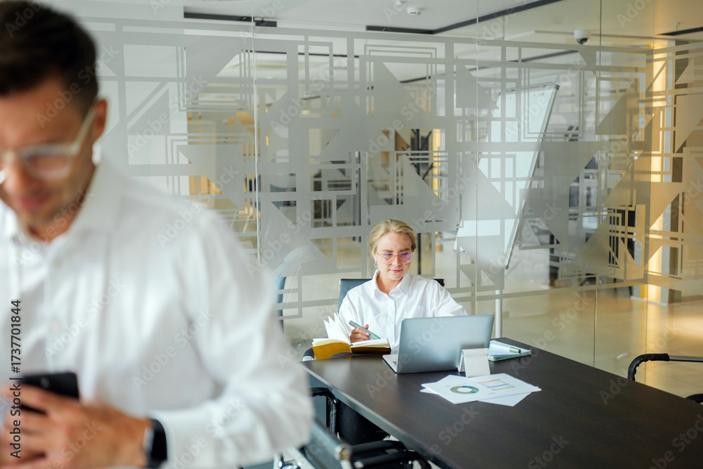 Obraz premium Office workers engaged in a collaborative meeting at a modern workspace