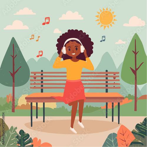 Jolie jeune femme Africaine souriante et joyeuse, écoute de la musique avec son casque audio dans un parc en extérieur, elle bouge sur le rythme de la musique, parc, nature, soleil