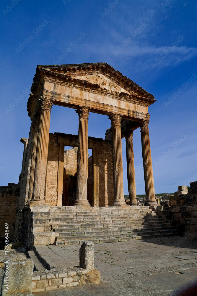 Obraz premium Dougga è uno dei siti architettonici più rappresentativi della Tunisia e il meglio conservato del Nord Africa, dichiarato Patrimonio dell'Umanità dall'UNESCO