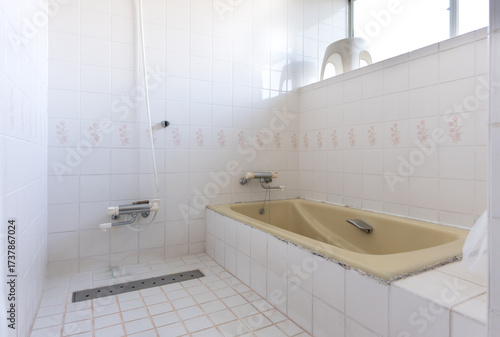 住宅リフォーム前の古いバスルーム