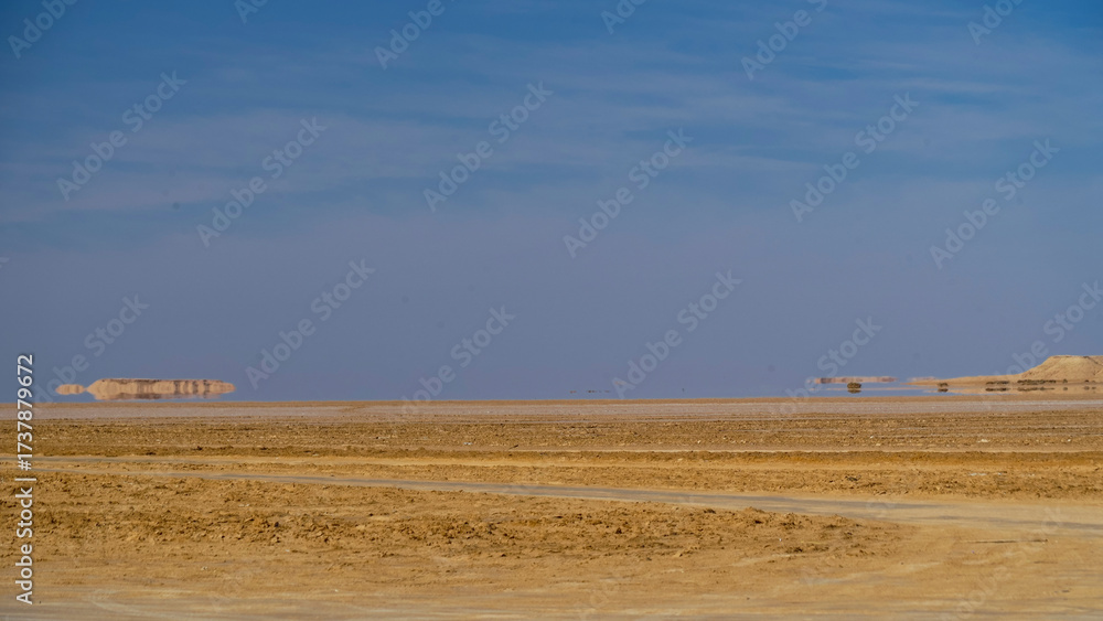Fototapeta premium Il deserto del Sahara nella regione di Tezeur, area di Ong Jmal. Tunisia, Nord Africa