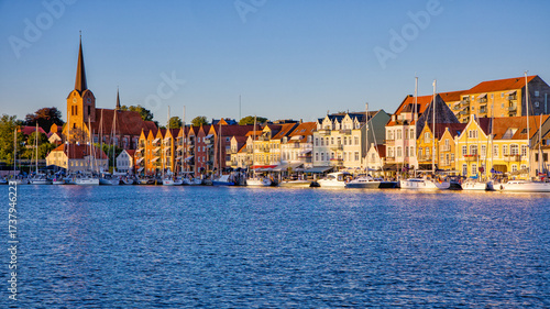 Cuadro en lienzo skyline with blue sky and evening sunlight in the danish city of Sonderborg, overlooking the promenade with sailboats