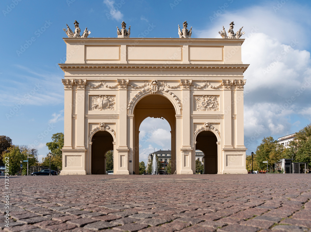 Fototapeta premium Brandenburger Tor in Potsdam bei blauem Himmel 