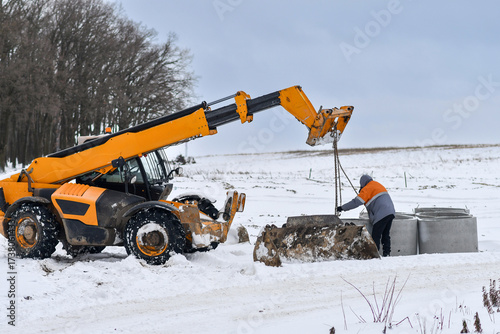 Installation of canalization rings with machine telehandler in winter conditions