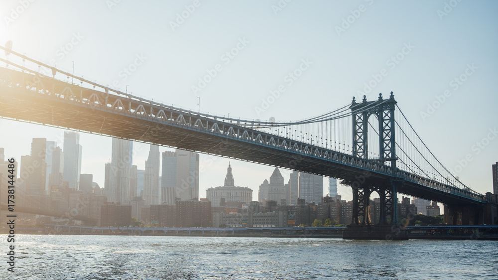 Fototapeta premium Manhattan Bridge with Manhattan island in the background