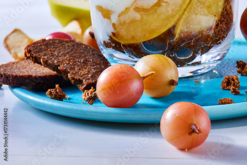 Foto Pumpernickel mit Stachelbeeren neben Glas mit Obst, stachelbeeren, Obst, close u