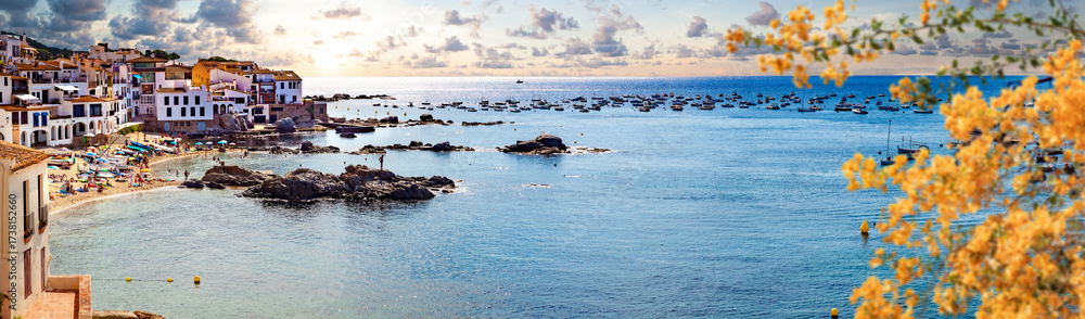 Fototapeta premium Pueblo costero pintoresco. Calella de Palafrugell, tradicional pueblo pesquero de paredes blancas y un popular destino turístico y vacacional en la Costa Brava, Cataluña, España.