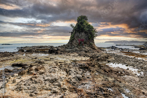 千葉県鴨川市 小湊 鯛の浦に浮かぶ小島「小弁天」