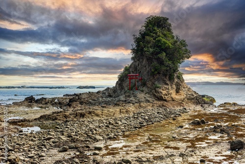 千葉県鴨川市 小湊 鯛の浦に浮かぶ小島「小弁天」