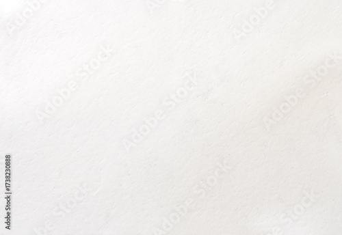 Plano cerrado de superficie blanca texturizada, sin objetos visibles, fondo neutro, estilo minimalista y limpio.La superficie blanca sugiere silencio visual: espacio vacío, textura sutil y potencial.