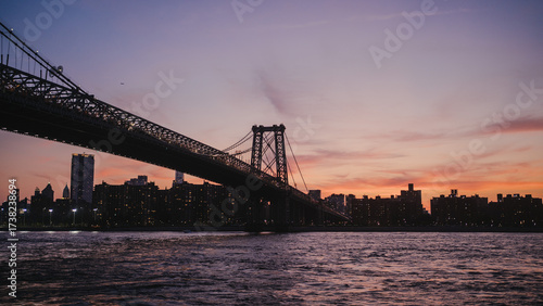 Canvastavla Williamsburg Bridge at sunset, magic hour, New York, Manhattan