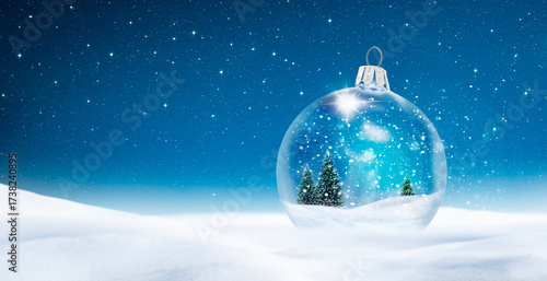 Weihnachtsmotiv mit Schneelandschaft und leuchtenden Sternen im Nachthimmel