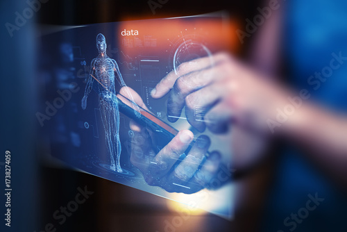 La mano navega el cuerpo digital: interacción médica, datos humanos y tecnología aumentada en tiempo real.Persona usa smartphone con holograma anatómico, interfaz futurista, datos visibles.