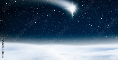 Weihnachtsmotiv mit Schneelandschaft und leuchtenden Sternen im Nachthimmel