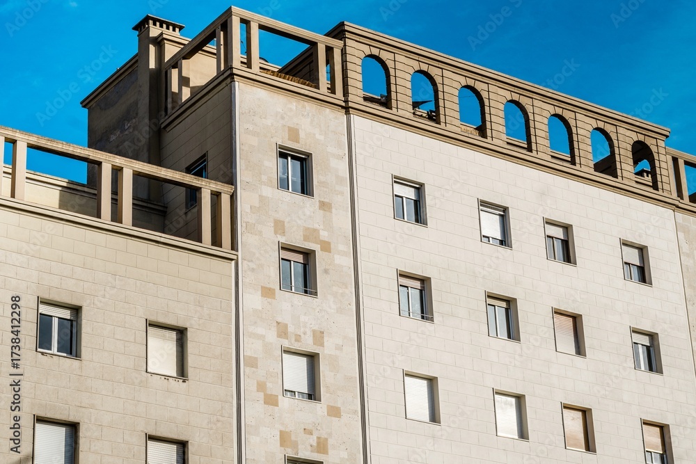 Obraz premium A residential building with blue sky and window facade in the city.