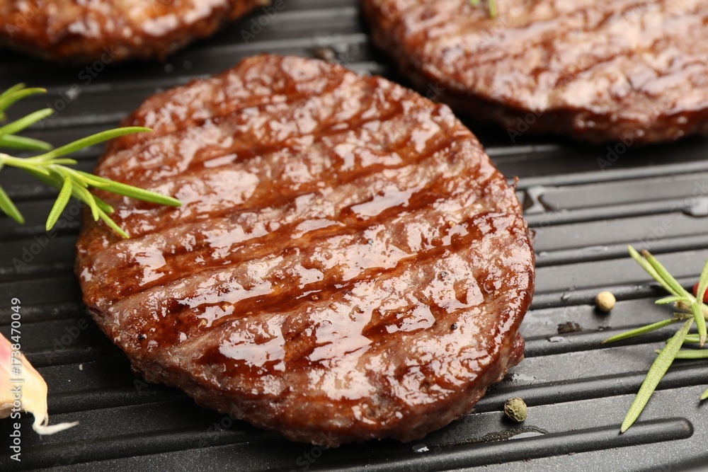 Obraz premium Pan with grilled patties and spices, closeup