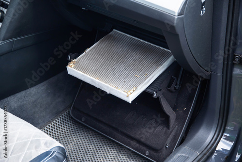 Foto Replacing an old dirty cabin filter with a new one