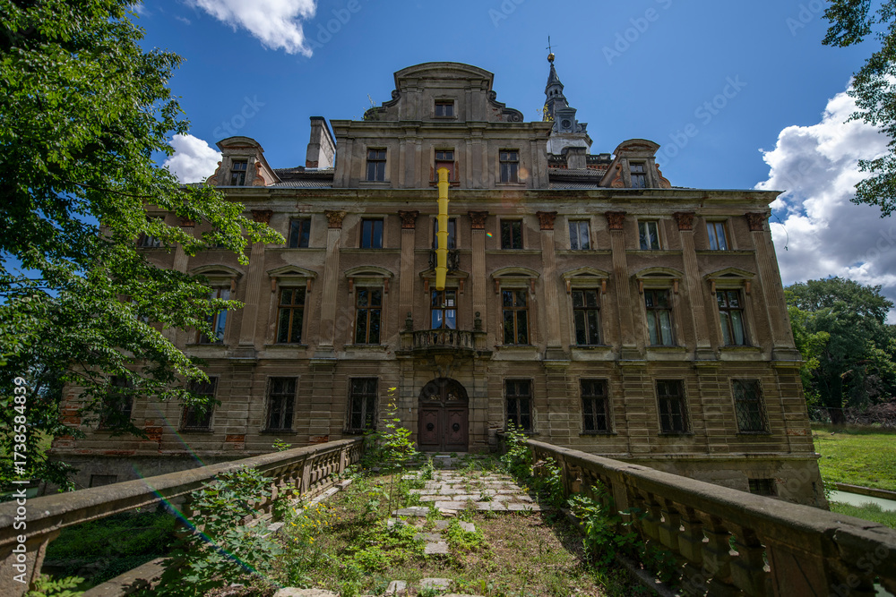 Obraz premium Abandoned Palace Interior with Vintage Architecture and Decay