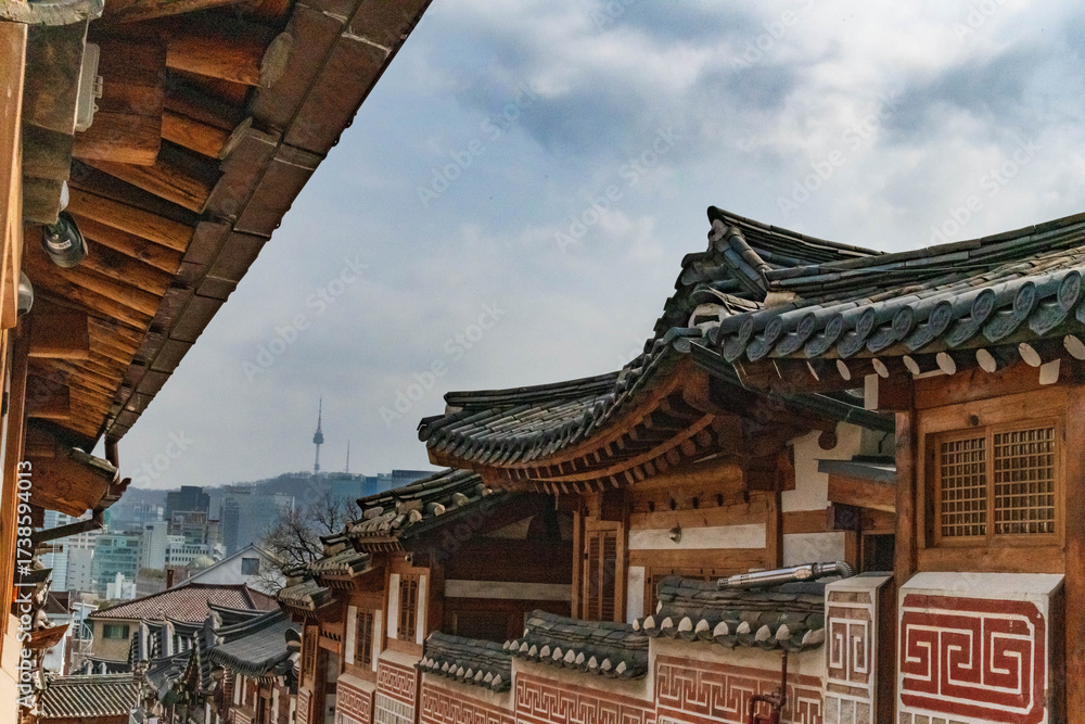 Obraz premium Quartier de Bukchon avec la tour de Namsan au loin, Séoul, Corée du sud, Asie