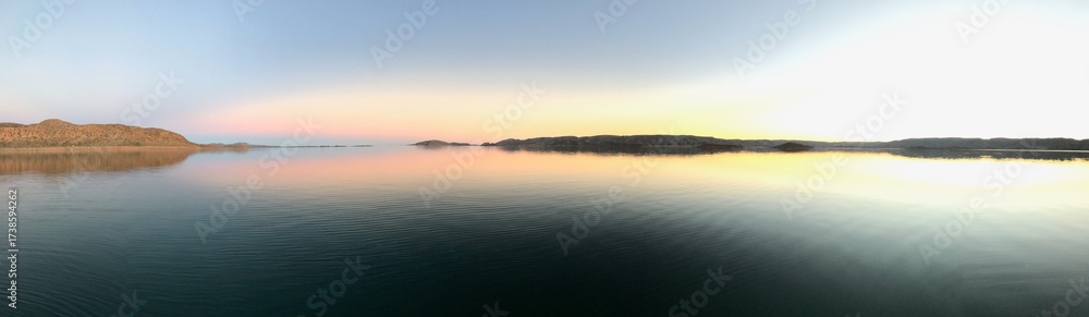 Naklejka premium sunset over the lake