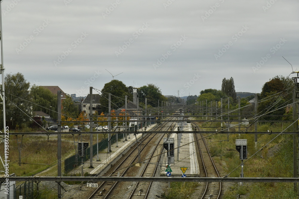 Fototapeta premium La gare d'Écaussinnes sous un ciel gris (Soignies)