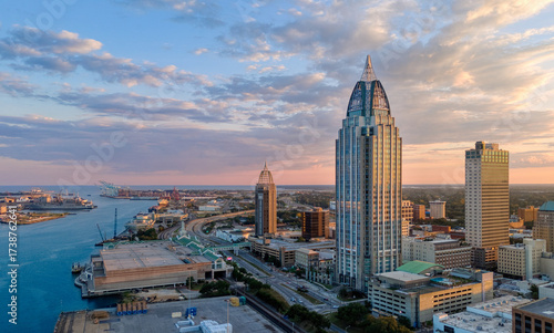 Cuadro en lienzo Downtown Mobile, AL at Sunset and Skyline