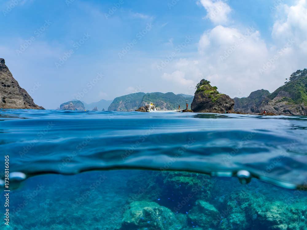 Fototapeta premium ヒリゾ浜渡船の半水面撮影 船長さんとスキンダイバーが乗っている ヒリゾ浜中木南伊豆町伊豆半島静岡県2025 