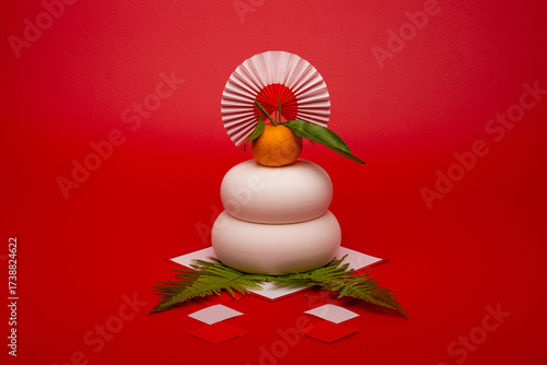 “鏡餅“を中央に配置した写真　赤背景　三宝(台座)無し