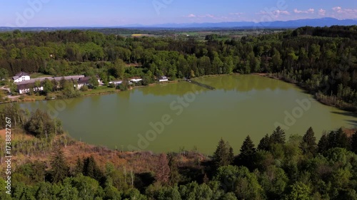 Luftaufnahme des Esssee bei Seewiesen, Gemeinde Poecking, Landkreis Starnberg, Oberbayern, Bayern. Glazialer Moorweiher nahe dem Max-Planck-Institut, umgeben von geschuetzter Natur und Artenvielfalt. 