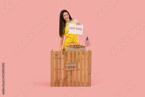 Young happy woman with sauc...