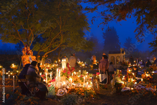 Día de Muertos en la comunidad de Cucuchucho en el estado de Michoacán, donde se lleva a cabo la velación de las animas casi al amanecer.