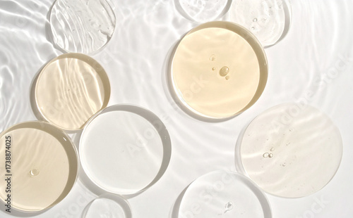 透明な水の白い背景テクスチャ