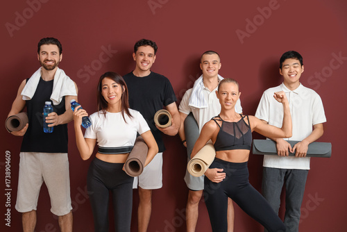 Group of sporty young peopl...