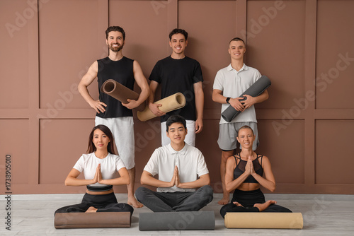 Group of sporty young peopl...