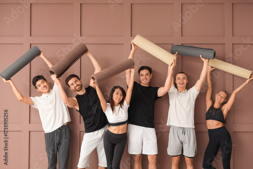 Group of sporty young peopl...