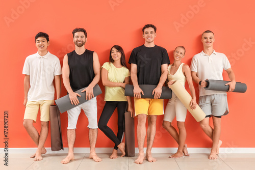 Group of sporty young peopl...