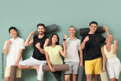 Group of sporty young peopl...