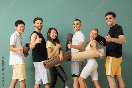 Group of sporty young peopl...