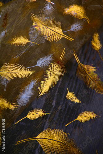 goldene federn auf holz