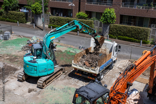 解体工事中のトラック・ダンプカーとショベルカー