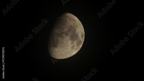 「上弦の月」（じょうげんのつき）の実写です。うっすら雲が流れます。